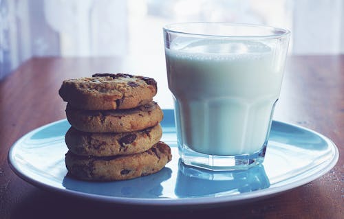 구운 쿠키와 우유 한 잔