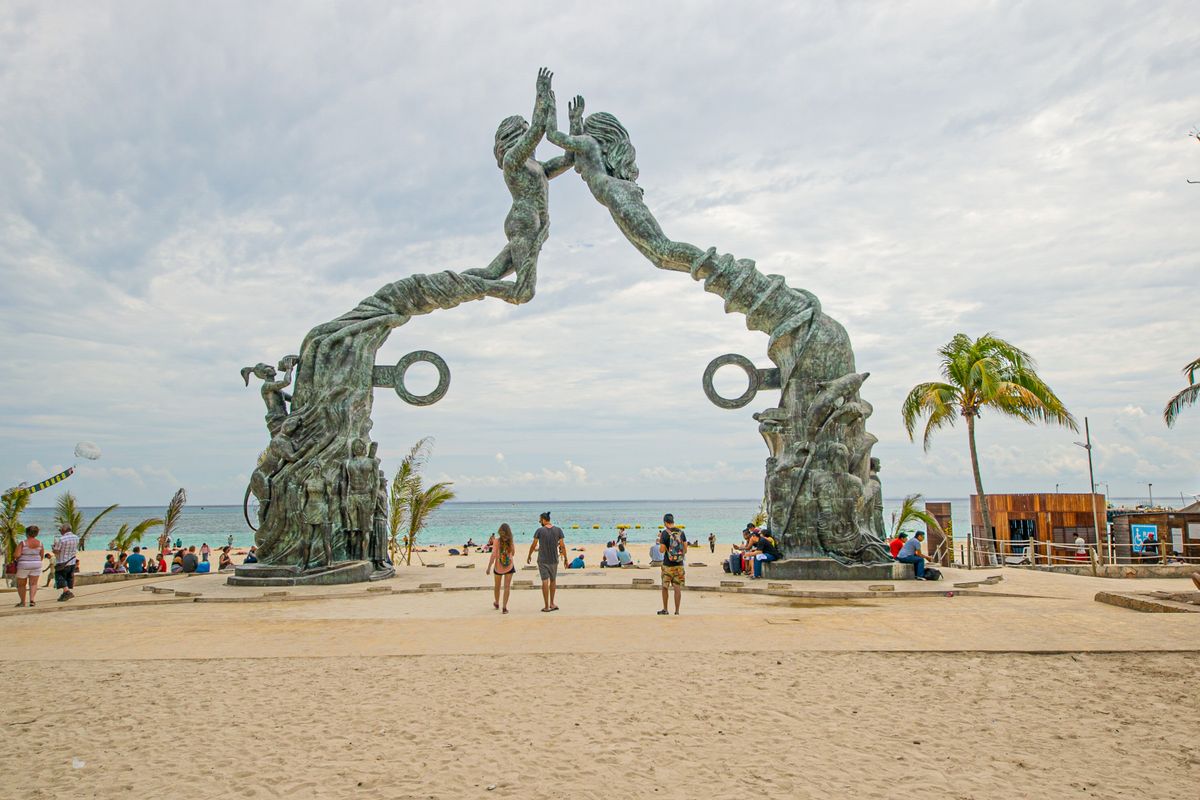 Cancún - Playa del Carmen - sculptura Portal Maya pe faleză