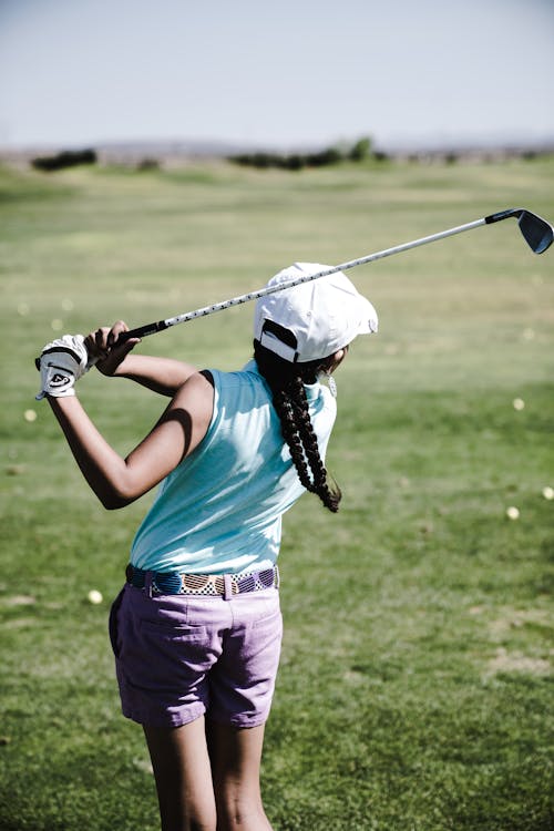 無料 ゴルフをする女性 写真素材