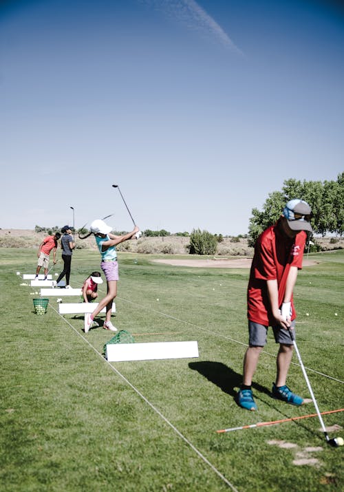 Persone Che Giocano A Golf