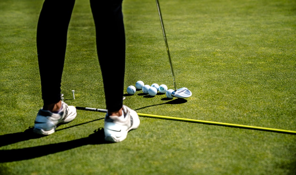 Frau Hält Golffahrer