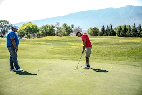 бесплатная Двое мужчин играют в гольф Стоковое фото