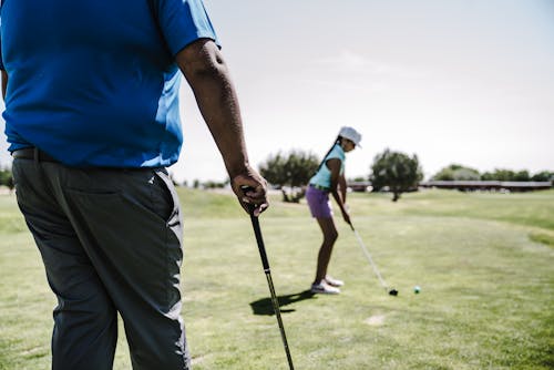 免费 女人打高尔夫球的浅焦点摄影 素材图片