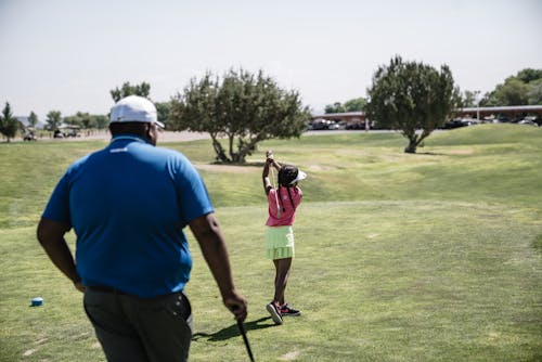 無料 ゴルフをしている女の子 写真素材