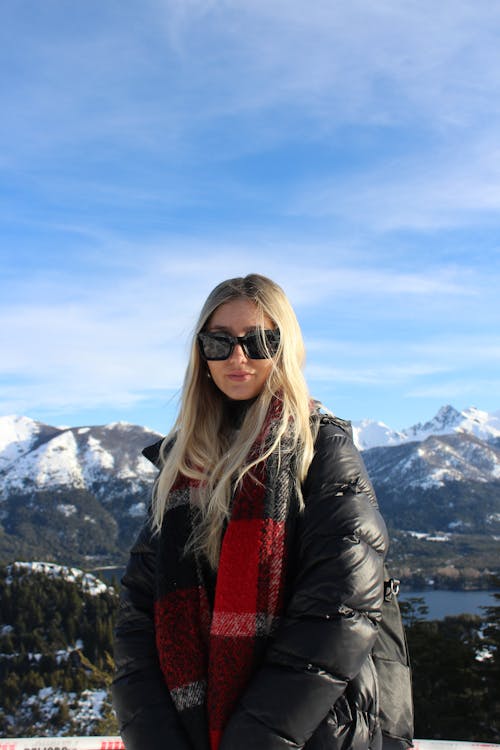 Fotos de stock gratuitas de chaqueta negra, cielo azul, Gafas de sol