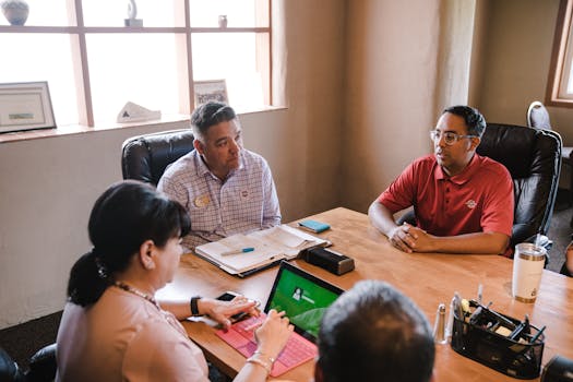 同事们在办公室讨论想法，强调团队合作