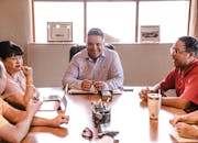 在商务会议上，一群不同的专业人士相互合作，以促进团队协作