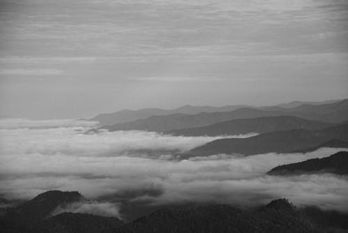 Immagine gratuita di bianco e nero, cielo, montagne