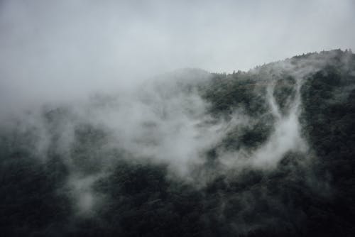 Darmowe zdjęcie z galerii z góra, mglisty, pochmurny