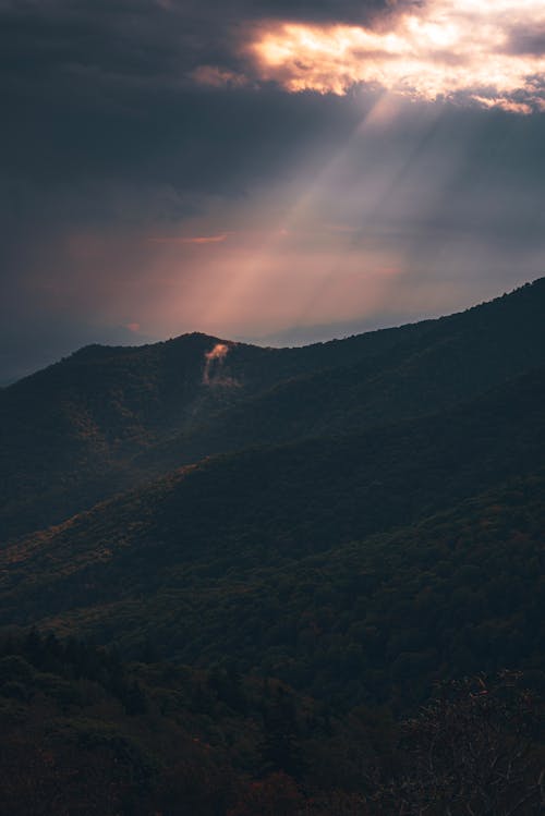 Бесплатное стоковое фото с буря, вертикальный выстрел, горы