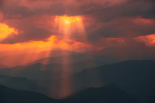 Immagine gratuita di cielo, luce del sole, montagne