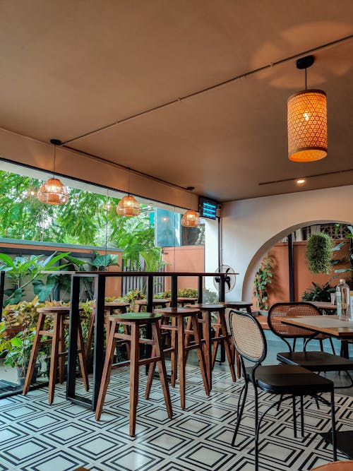 Foto stok gratis bangku tinggi, interior cafe, kedai kopi