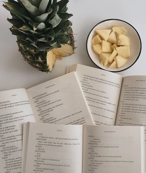 Gratis lagerfoto af åbne bøger, ananas, flatlay Lagerfoto
