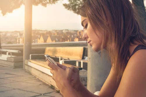 Mulher Com Vestido Preto Usando Um Smartphone