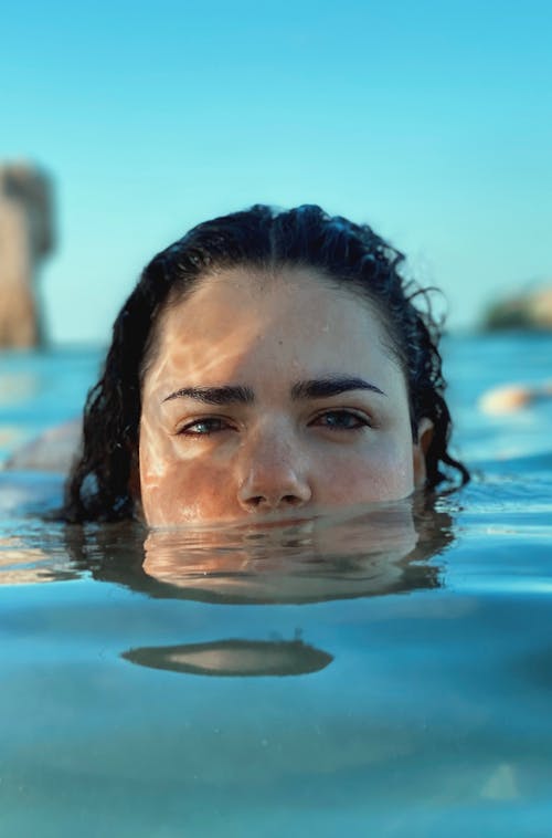 Základová fotografie zdarma na téma detail, modré oči, plavání