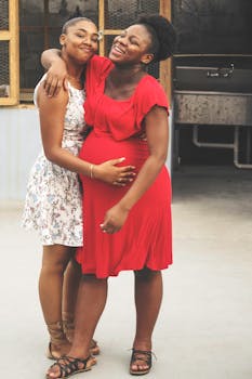 两个女人在室内快乐地拥抱，捕捉着幸福与温情