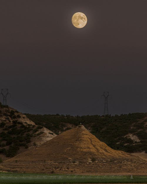 LUNA LLENA SOBRE EL MONTÓN