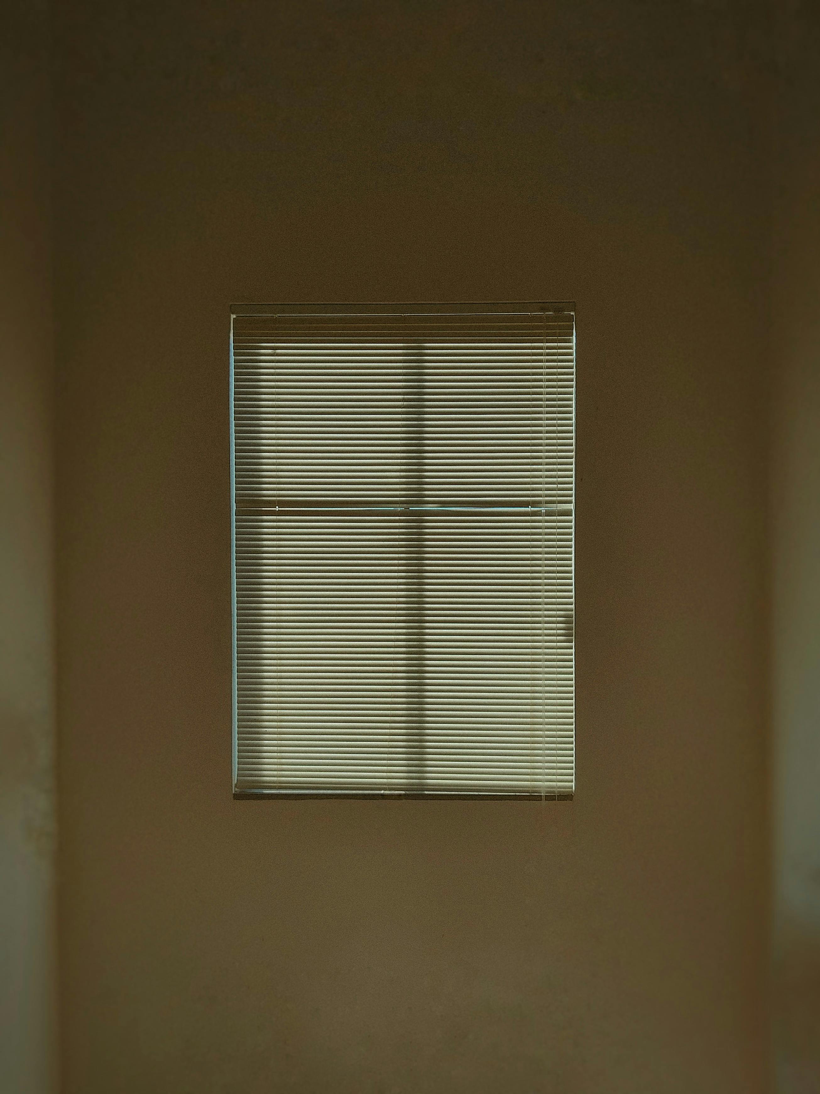 Kostnadsfria Fönster Med Luckor På Vit Bakgrund Stock foto