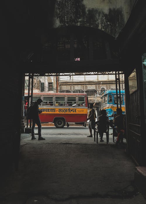 Foto d'estoc gratuïta de autobusos, carrer, carrers de la ciutat