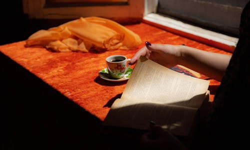 Foto d'estoc gratuïta de cafè, copa, lectura