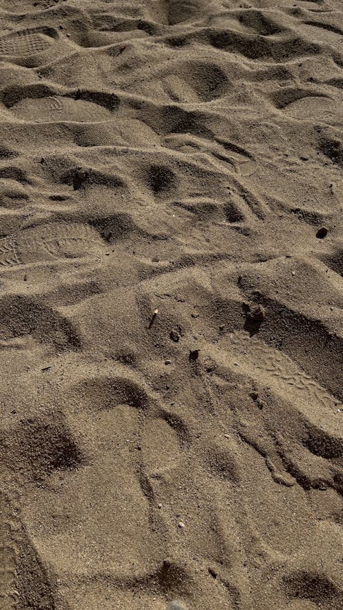 ayak izleri, çöl, dikey atış içeren Ücretsiz stok fotoğraf
