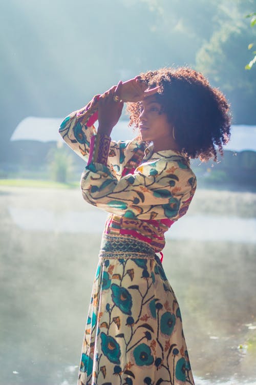 Kostnadsfri bild av afro hår, blommig klänning, Framställ
