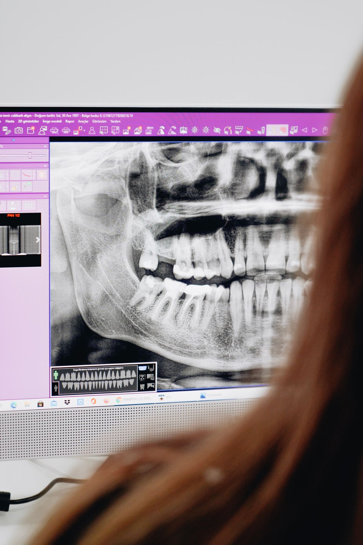 Mujer doctor medicina dientes en consulta profesional