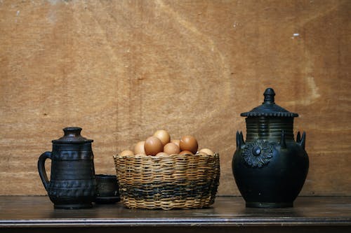 Gratis stockfoto met bruine eieren, decoratie, geweven mand
