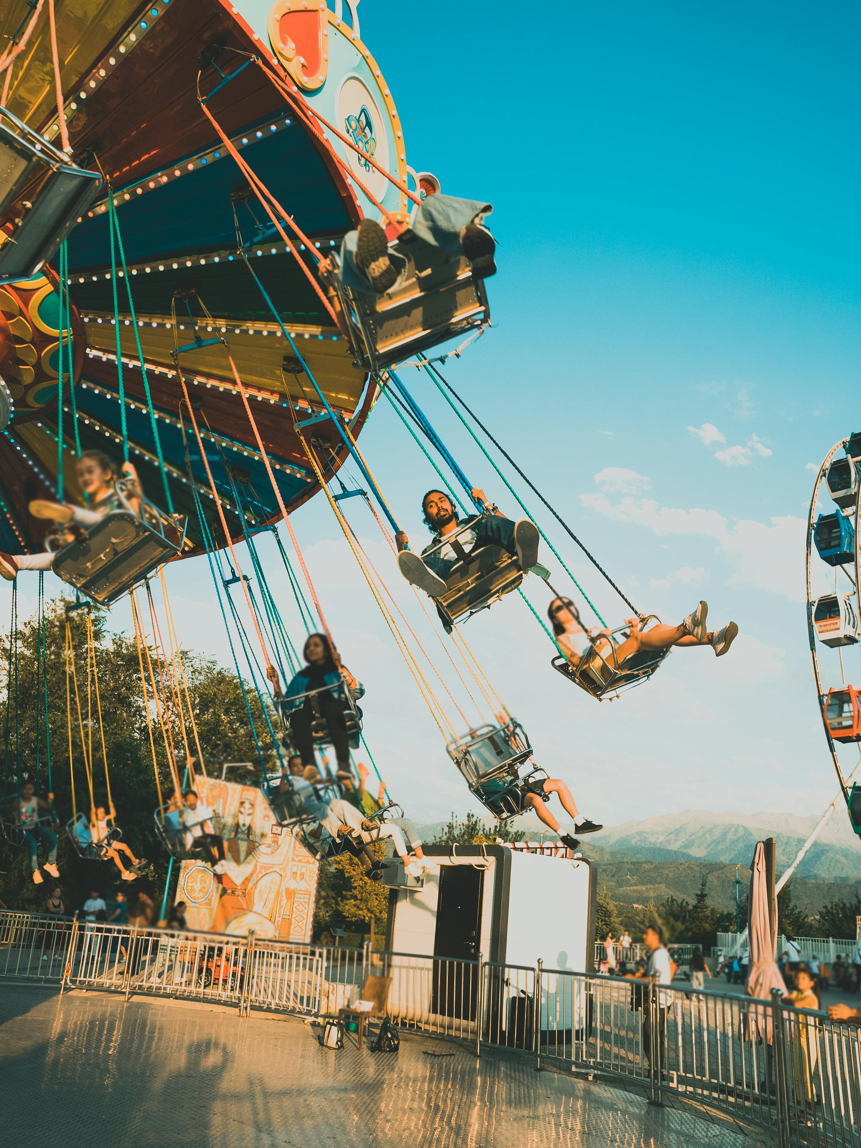 бесплатная Люди катаются на аттракционе Стоковое фото