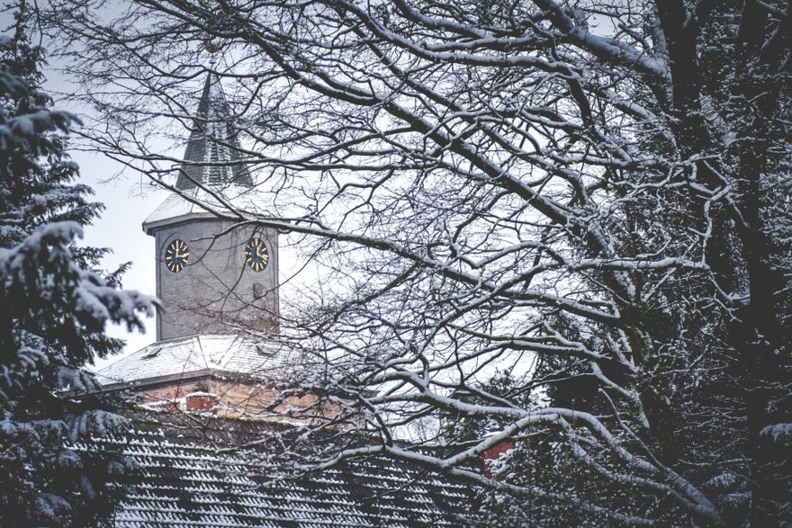 Biserică europeană acoperită de zăpadă într-o atmosferă de Crăciun