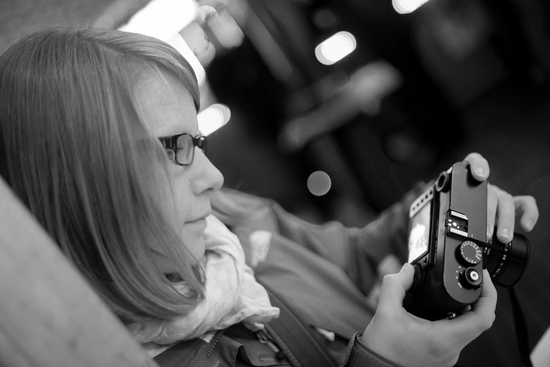 무료 카메라를 들고 여자의 회색조 사진 스톡 사진