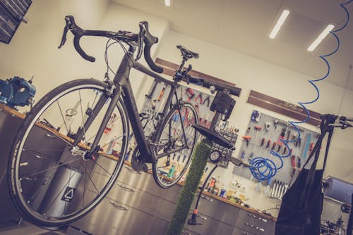 Bicicleta De Carretera Negra Dentro De La Habitación