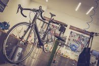 现代化车间中，使用工具和设备维修自行车的详细视图