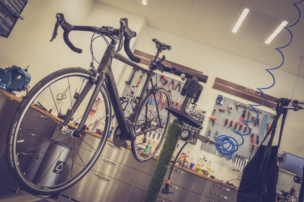 Vélo installé dans une zone de travail avec des outils d’atelier