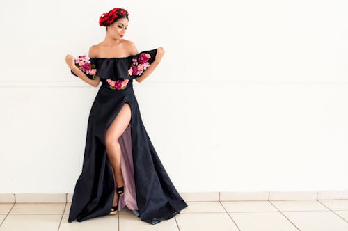 Mujer Vestida Con Un Vestido De Una Sola Abertura Con Hombros Descubiertos Y Flores Negras