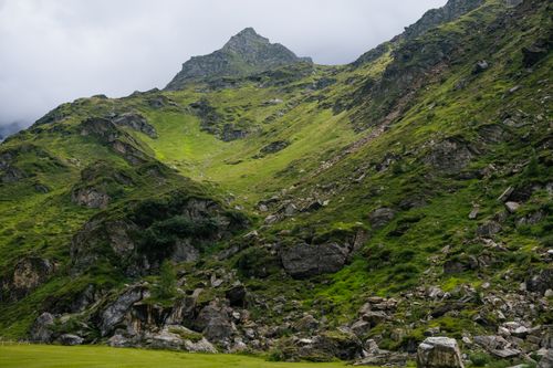 Free Tranquil view of a green mountain landscape, perfect for nature enthusiasts. Stock Photo