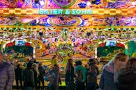 夜晚的狂欢节上，五彩缤纷的灯光、熙攘的人群和热烈的气氛充满了节日的喜庆