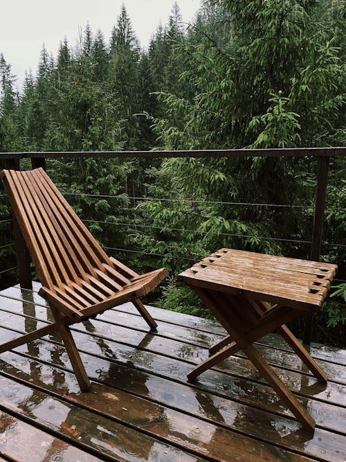 Photos gratuites de arbres verts, balcon, chaise en bois