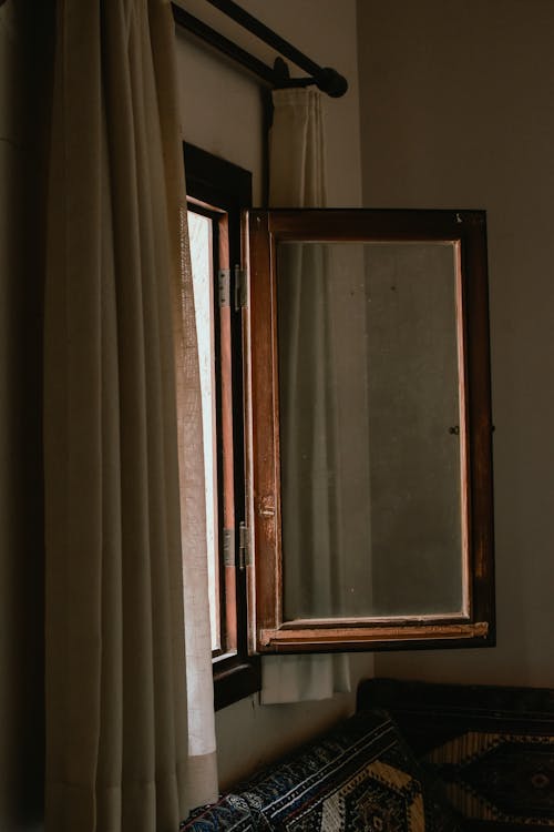 カーテン, ガラスの窓, 垂直ショットの無料の写真素材