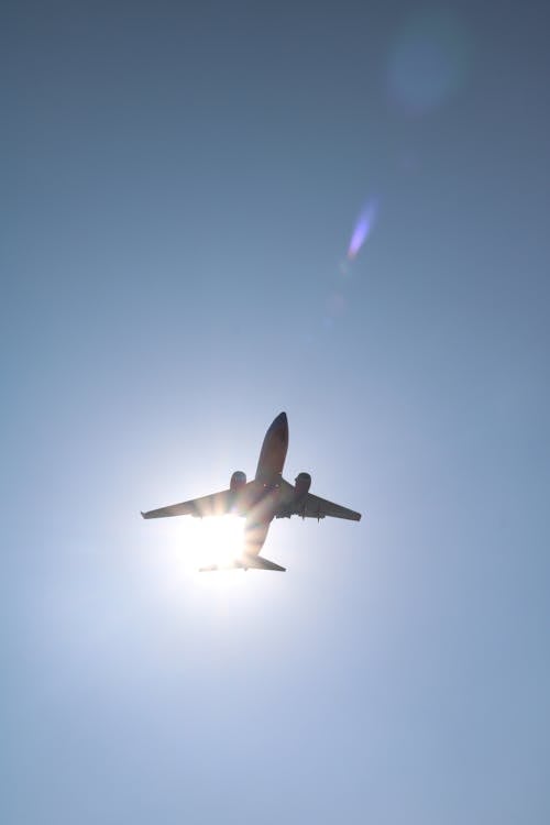 Ilmainen kuvapankkikuva tunnisteilla aurinko, lentokone, sininen taivas