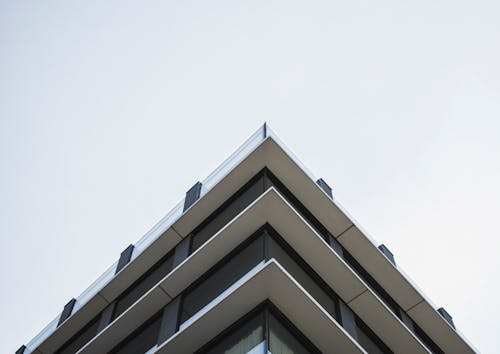 Beyaz Beton Binanın Düşük Açılı Fotoğrafı