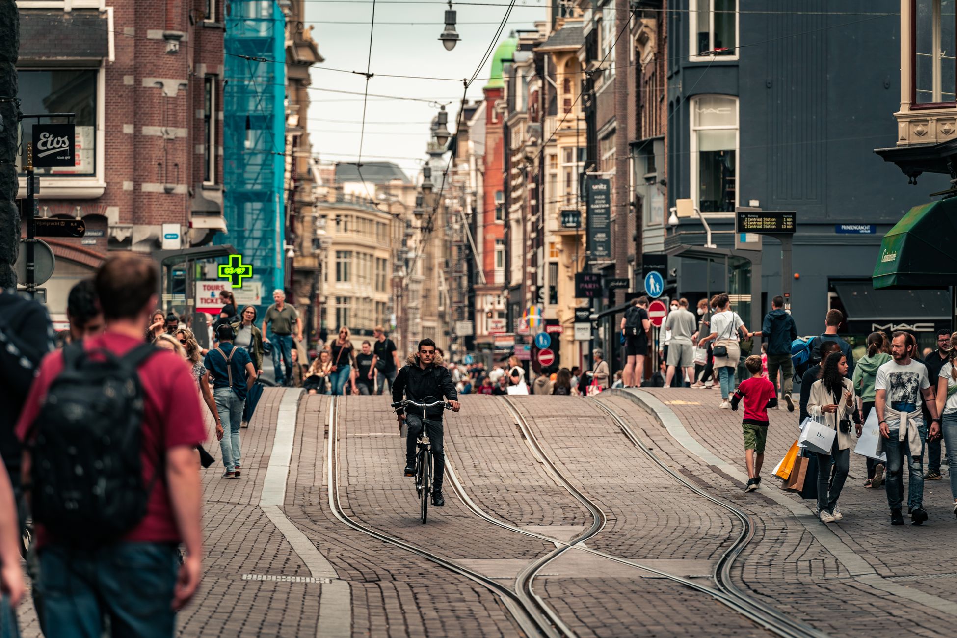 Fietser gewond bij aanrijding met taxi op Jan Pieter Heijestraat