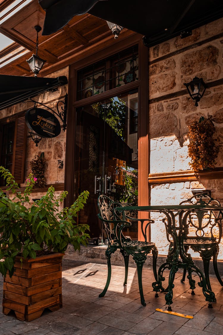 Vintage Victorian Garden Table And Chairs On Restaurant Patio