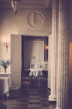 豪宅内设有豪华的室内装饰、经典装饰、宏伟的柱子和精致的餐厅