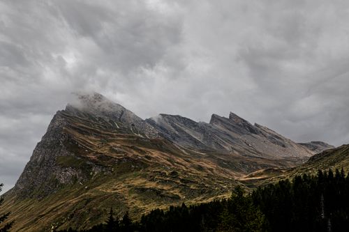 Free Majestic rocky mountains under a cloudy sky, showcasing nature's dramatic beauty. Stock Photo