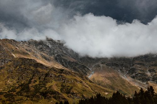 Free Captivating mountain range with clouds and dramatic skies, perfect for nature photography. Stock Photo