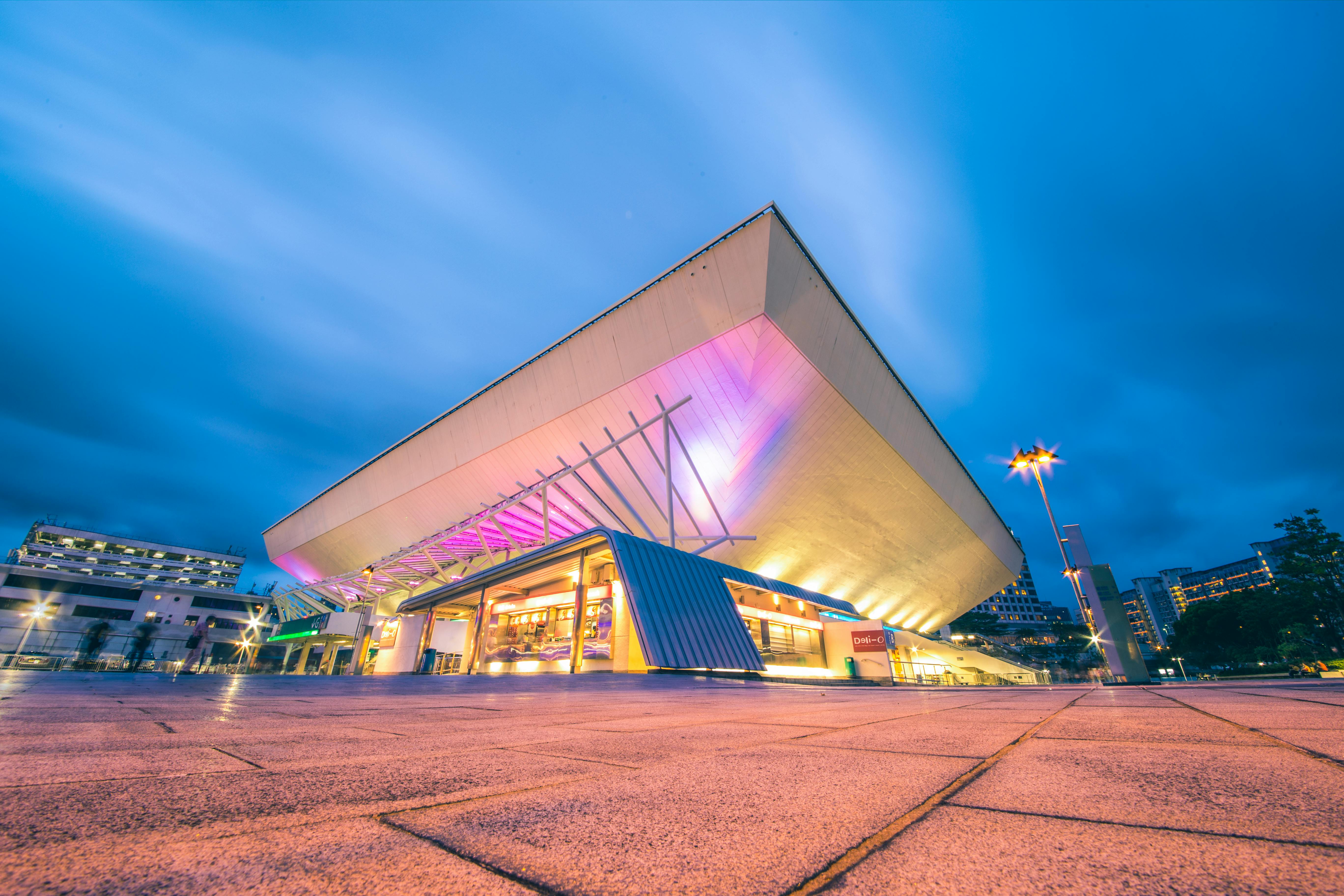 香港九龙的现代建筑在夜色中展现出戏剧性的轮廓，与充满活力的灯光交相辉映