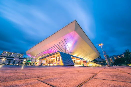 香港九龙的现代建筑在夜色中展现出戏剧性的轮廓，与充满活力的灯光交相辉映