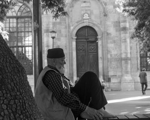 Photos gratuites de barbu, échelle des gris, être assis