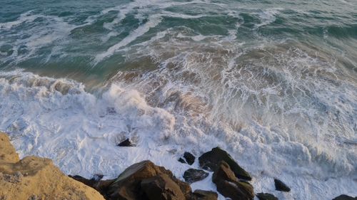 Free Dramatic ocean waves crashing against a rocky shoreline, capturing nature's power. Stock Photo